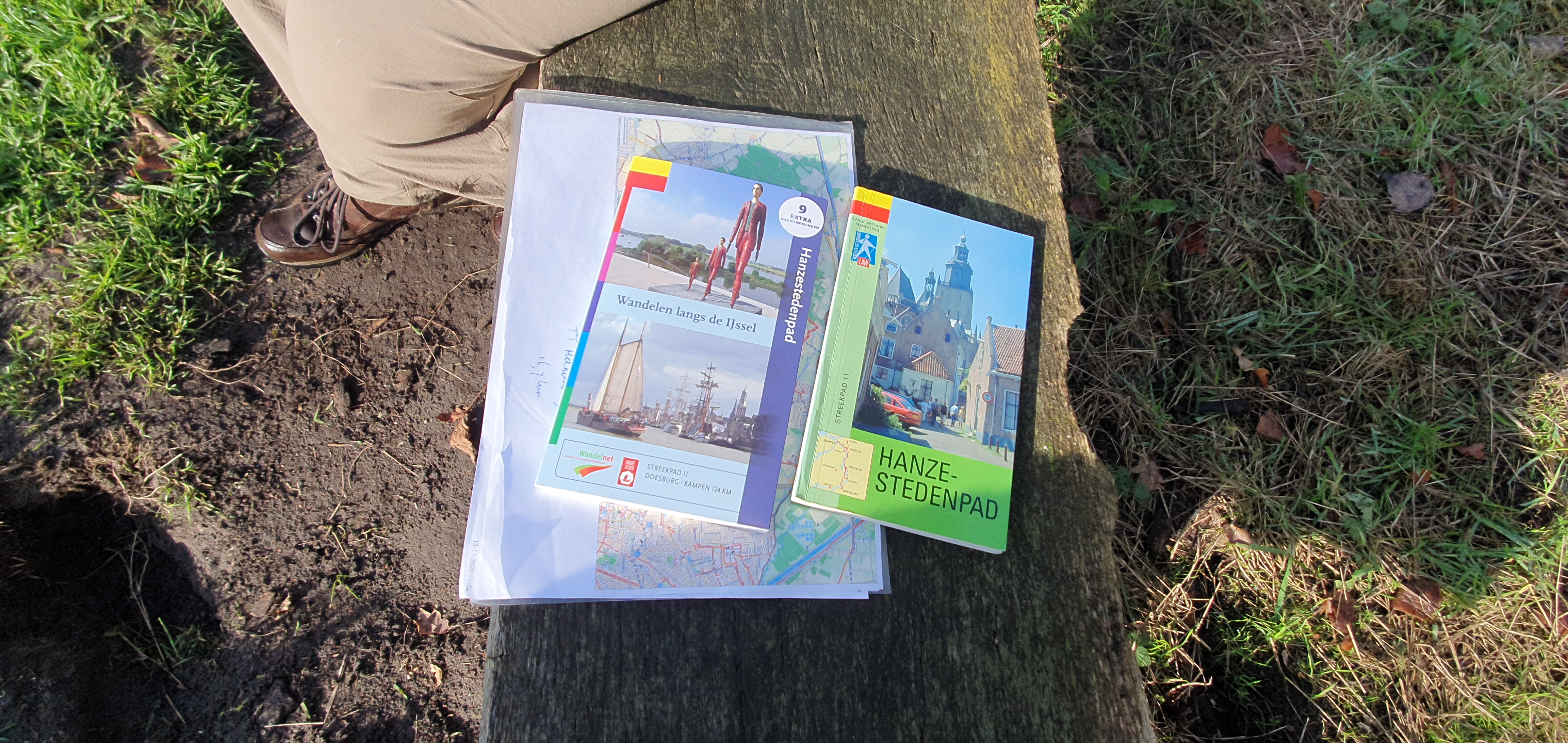 Oude en nieuwe gids Hanzestedenpad.jpg