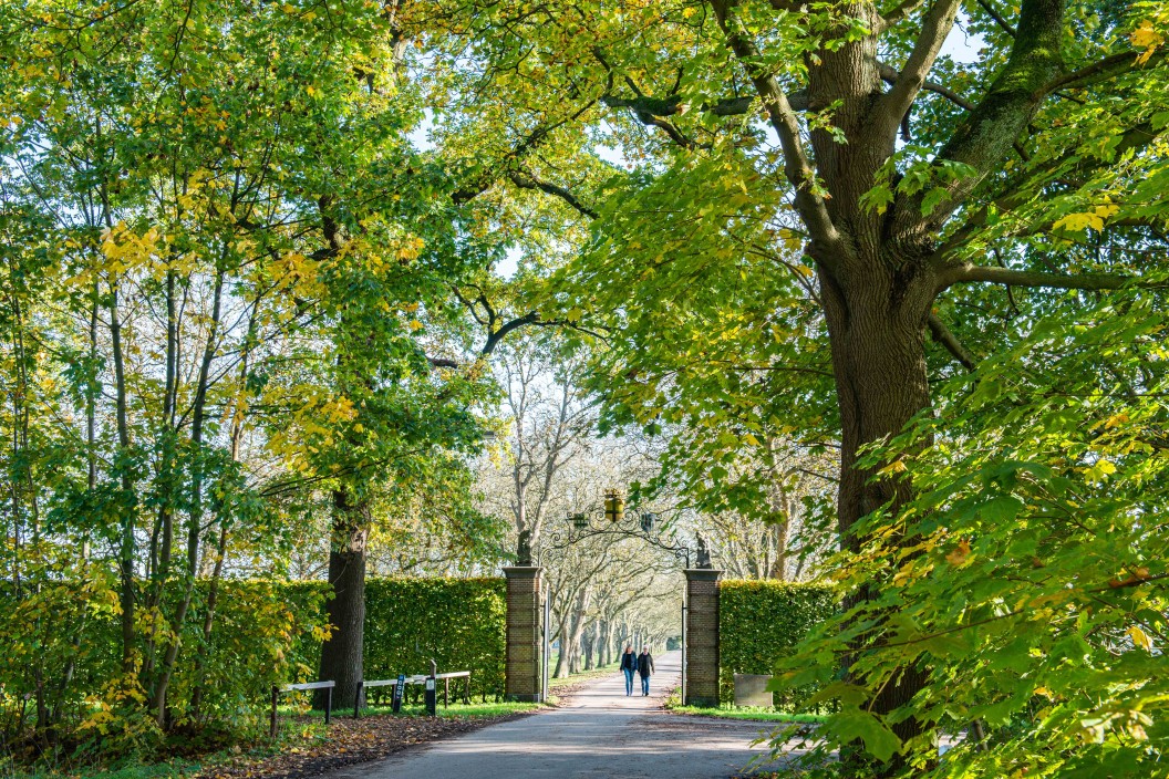 Wandelaars bij de poort van Mariënwaerdt