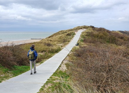 Wandelaars op dijk van Nederrijn tegenover Wijk bij Duurstede © Ad Snelderwaard