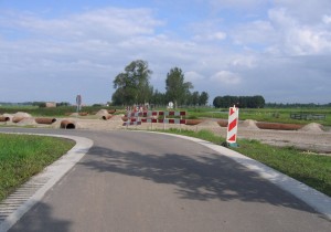 20090803 04 Zuiderzeepad Zwartendijk barrière door Hanzespoorlijn.jpg