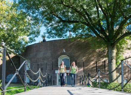 Foto: Wandelaars bij fort Asperen © Ad Snelderwaard