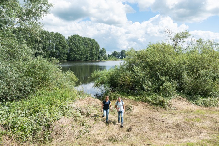 cover boven optie 3 Wandelaars bij plas ten NO van Rijswijk (Gld