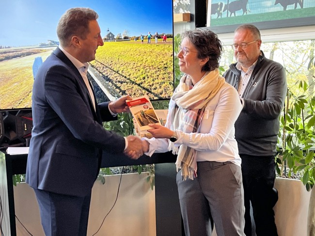 Gedeputeerde Harol Hofstra ontvangt de nieuwe gids van Ankie van Dijk © Ernst Koningsveld