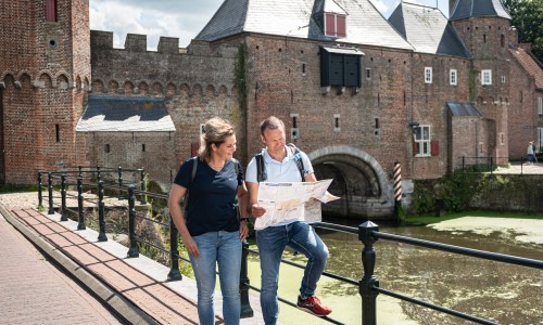 Amersfoort, wandelaars bij de Koppelpoort-21 Ad Snelderwaard.jpg