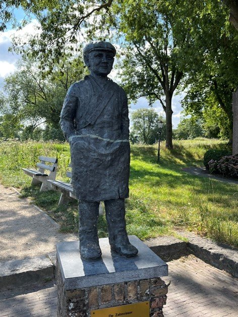 De Zalmvisser, beeldje in Woudrichem van Ton Koops © Ernst Koningsveld