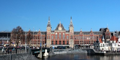 Centraal_station_Amsterdam_Zuiderzeepad.JPG