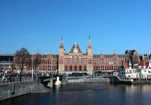 Centraal_station_Amsterdam_Zuiderzeepad.JPG