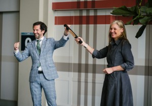 1. Arne Schaddelee en Judith Bokhove estafette stokje.jpg