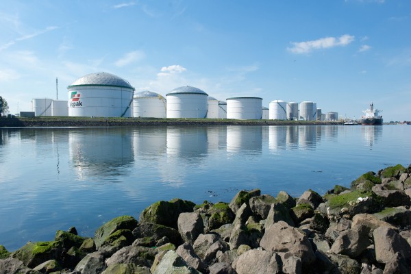 NL1et32h foto AS Olietanks langs Calandkanaal, gezien vanaf Rozenburg 3, p. 95.jpg