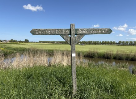 Oude wegwijzer tusen Dirkshorn en Oudkarspel © Ernst Koningsveld