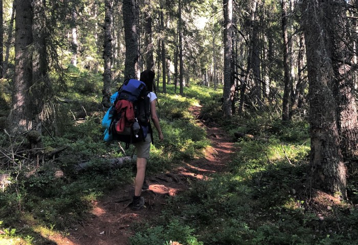 Tari Simonis wandelen met backpack landscape