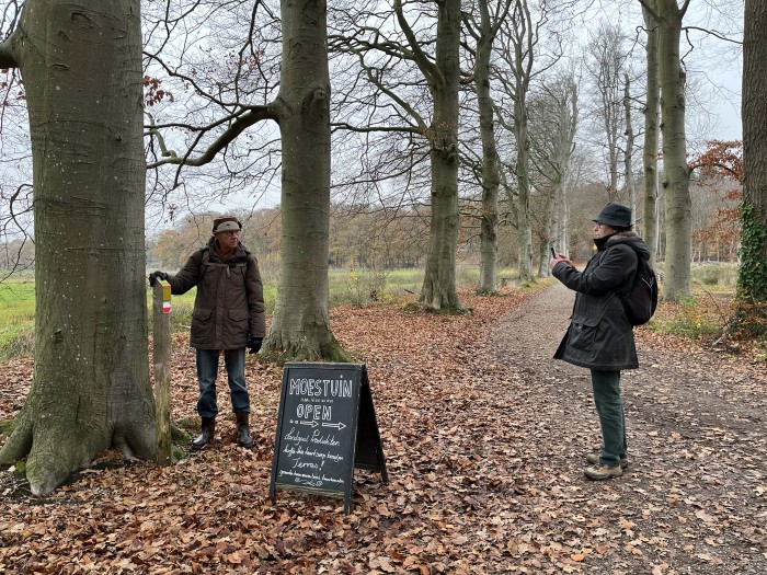 De situatie van de omgevallen markeringspaal wordt op de foto vastgelegd © Ernst Koningsveld