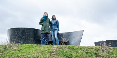 Wandelaars bovenop heuvel bij Cirkelbos-1-min.jpg