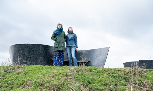 Wandelaars bovenop heuvel bij Cirkelbos-1-min.jpg