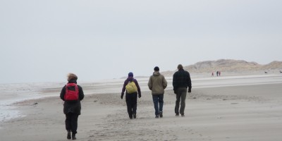 Wandelaars_strand_Oosterend_1.JPG