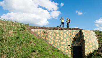 Wandelaars_bij_beschilderde_bunker_aan_de_Diefdijk.jpg