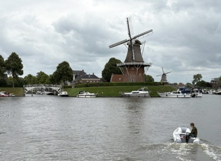 Water en een molen bij Dokkum. Foto door Ernst Koningsveld.