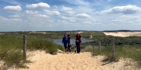 Donateur Martine van Wolfswinkel met wandelgroep © Henrike Veen.jpg