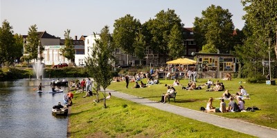 Mensen in een park in Utrecht