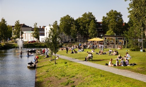 Mensen in een park in Utrecht