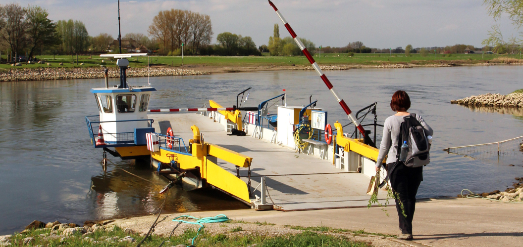 Wandelaar bij pontje