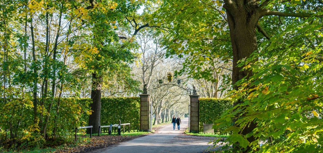 Wandelaars bij de poort van Mariënwaerdt © Ad Snelderwaard