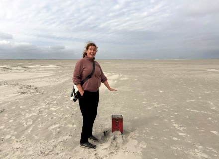 Marijke Barhorst bij strandpaal onder zand © Ernst Koningsveld