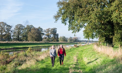 Wandelaars langs de Slinge bij landgooed Beekvliet-20 (2).jpg