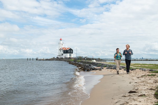 Wandelaars bij Het Paard van Marken-17.jpg