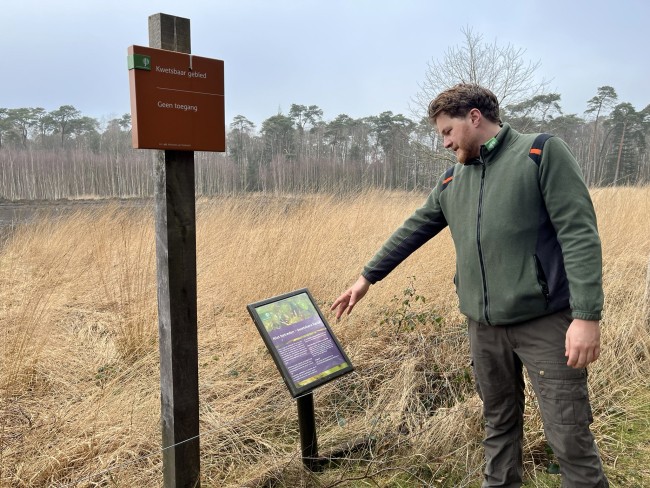 2025-02-05 Floris legt uit waarom het hier een bijna Skandinavisch landschap is © Ernst Koningsveld.