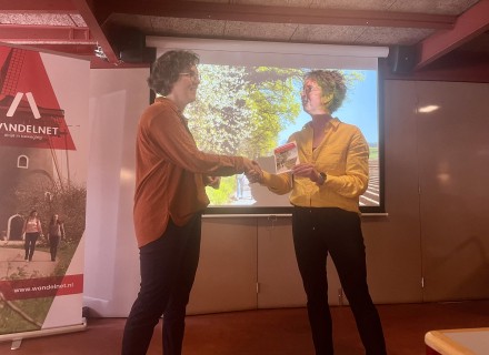 Gedeputeerde Esther Rommel ontvangt gids