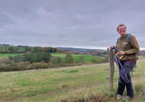 wandelaar met gids krijtlandpad Marjolein Welvaarts-van Kessel.jpg