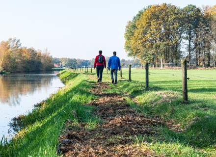 Wandelaars langs de Loolee ten oosten van Almelo © Wandelnet - Ad Snelderwaard