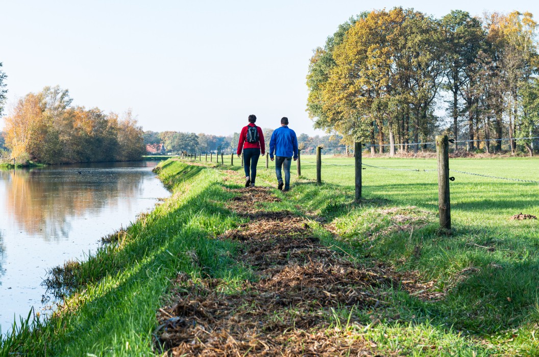Wandelaars langs de Loolee ten oosten van Almelo © Wandelnet - Ad Snelderwaard
