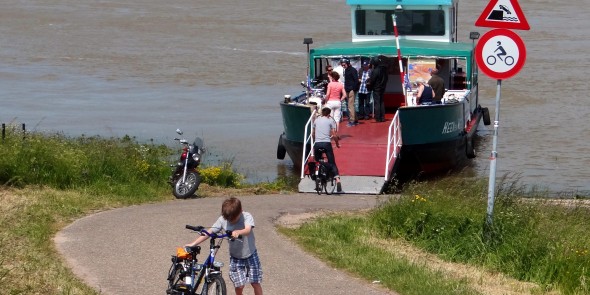 kind met crocs veer Millingen.JPG