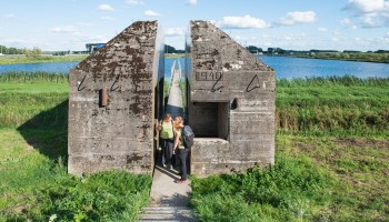 Culemborg_Woudrichem_doorgezaagde_bunker_aan_de_Diefdijk.jpg