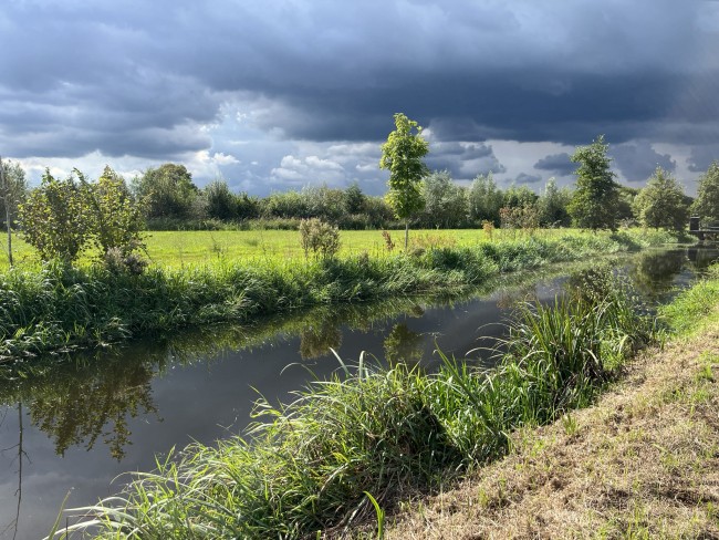 Regen op komst langs de Barneveldse Beek © Ernst Koningsveld