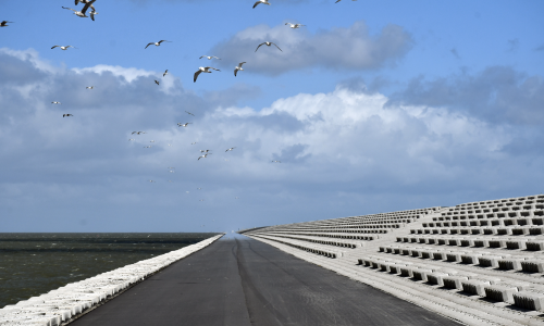 Afsluitdijk Waddenzeezijde. Wegmarkering ontbreekt. Beeld Rijkswaterstaat.