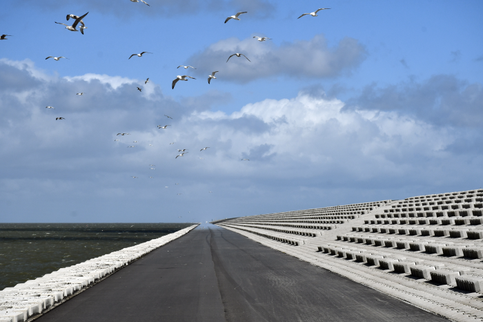 Afsluitdijk Waddenzeezijde. Wegmarkering ontbreekt. Beeld Rijkswaterstaat.