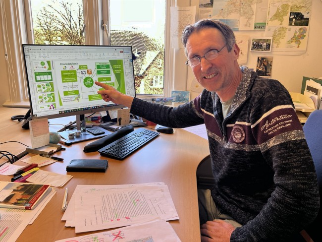 Jon Rietman legt het schema van kaartbeheer uit © Ernst Koningsveld