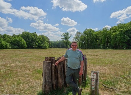 Kees Jan Westra bij een 'kunstwerk' voor het vliegend hert © Marleen Lekkerkerk