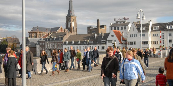 Voetgangers op Servaesbrug in Maastricht.jpg