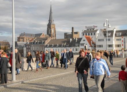 Voetgangers op Servaesbrug in Maastricht © Ad Snelderwaard