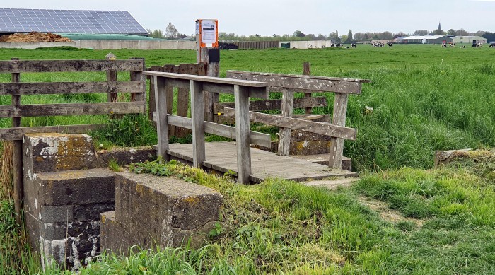 Toegang tot grasdijkje via oud sluisje
