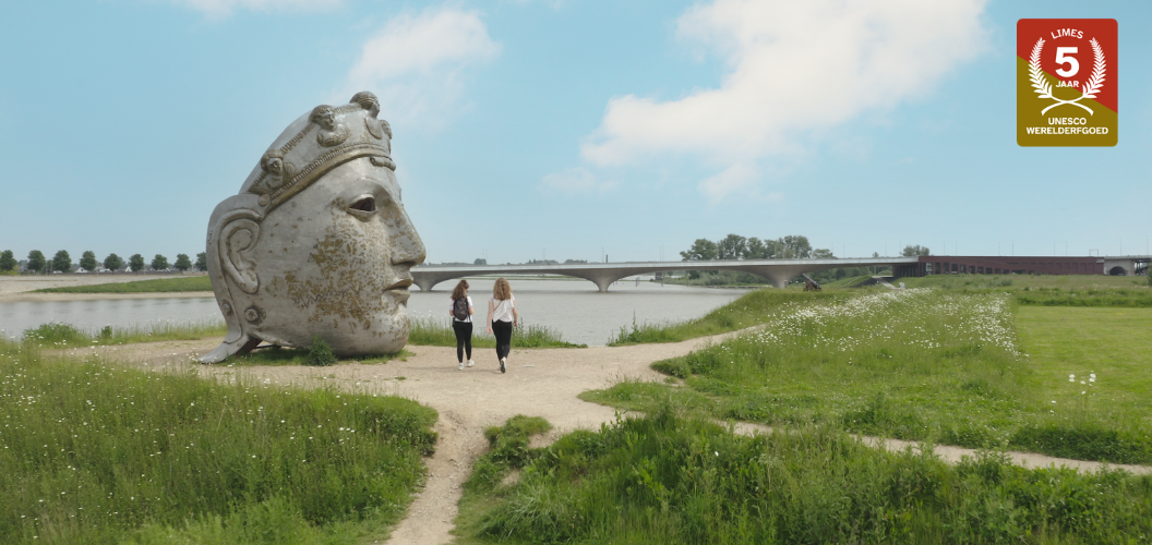  Wandelaars langs de Waal © Ad Snelderwaard