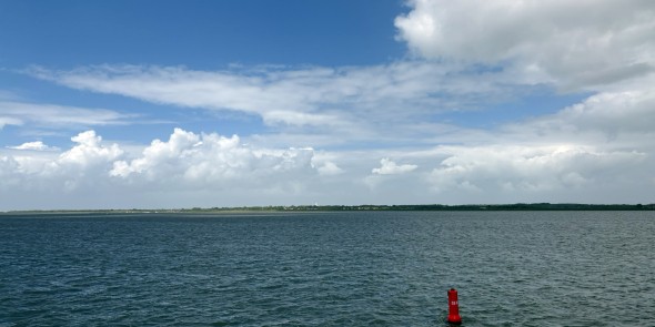 Schiermonnikoog vanaf de veerpont ©Ernst Koningsveld.jpg