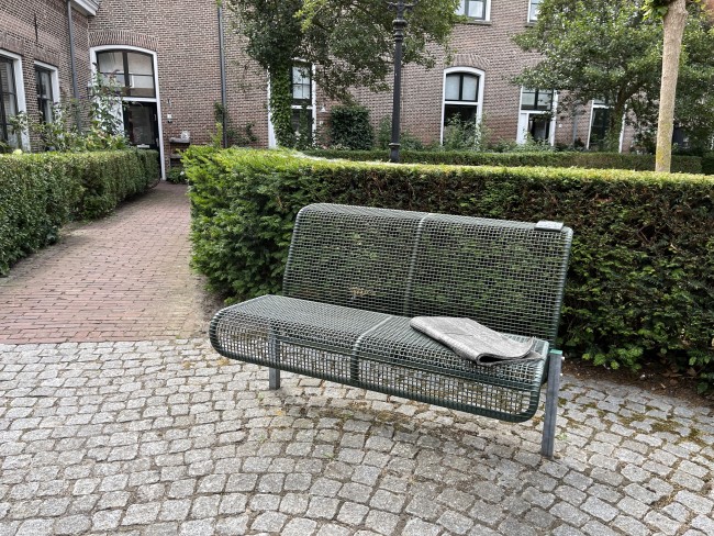 De vergeten krant-Muntplein Harderwijk © Ernst Koningsveld