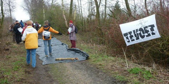 ineke thierauf (met rode muts) in actie bij spoorbaan Vinkeveen.JPG