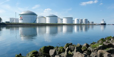 Nederlands Kustpad 1 Brielle-Maasluis Olietanks langs Callandkanaal.jpg