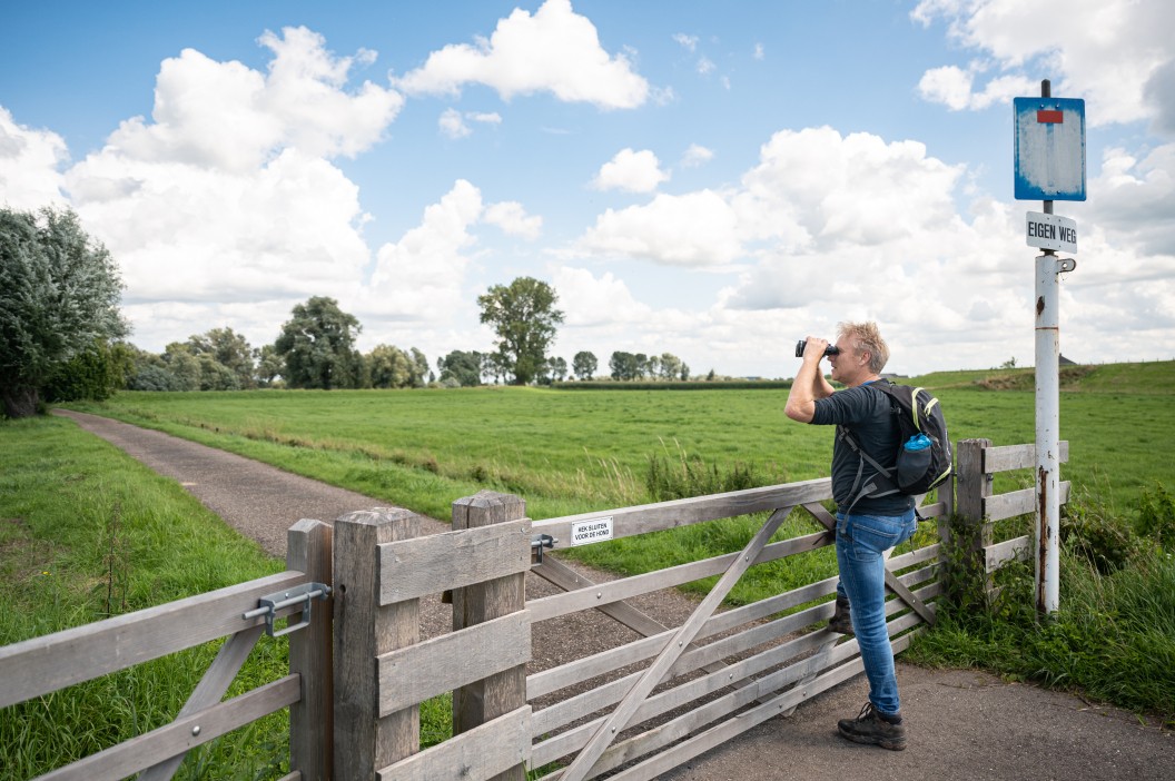 Wandelaar kijkt met verrekijker